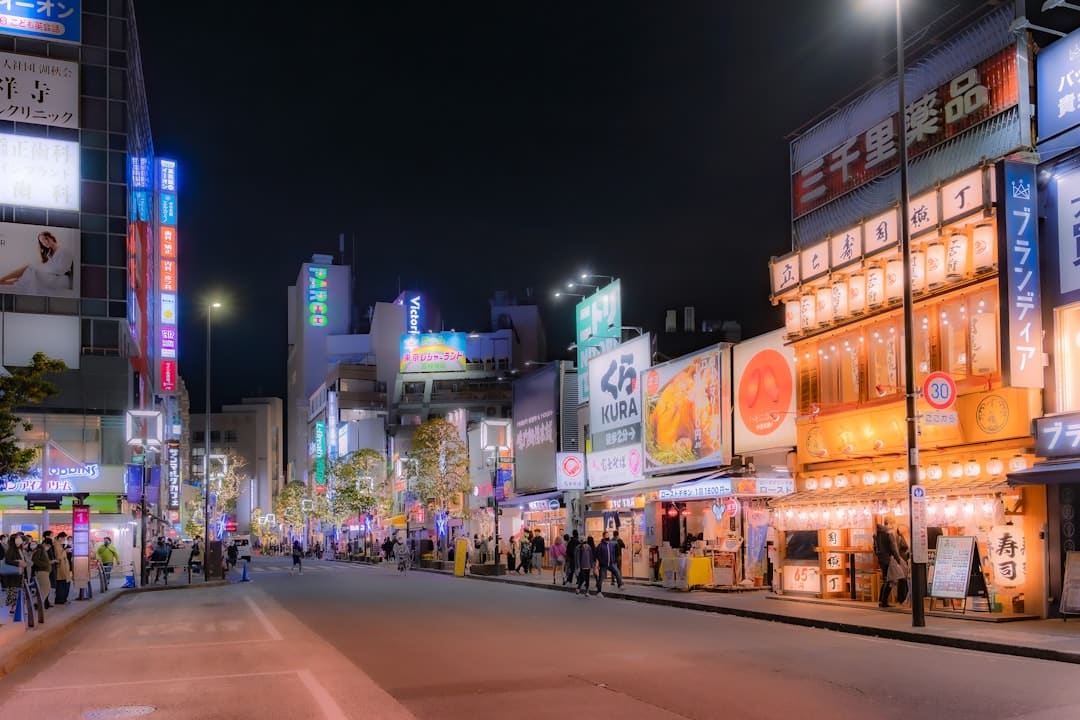 空中视角看北京雷暴：闪电在眼前划过云层